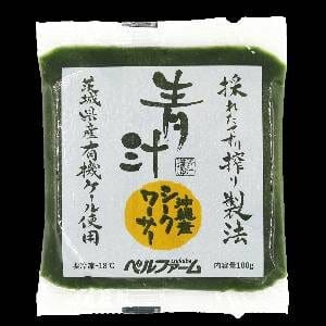 日本の青汁粉末のパッケージ。日本語の文字、中の青汁粉末を示す透明なセクション、そして鮮度を最大限に高めるための冷凍タイプを強調しています。