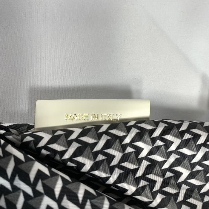 Mini tecido de mochila geométrico preto e branco de ROBERTA PIERI com uma etiqueta branca que diz "MADE IN ITALY" em letras douradas. O fundo é branco liso.