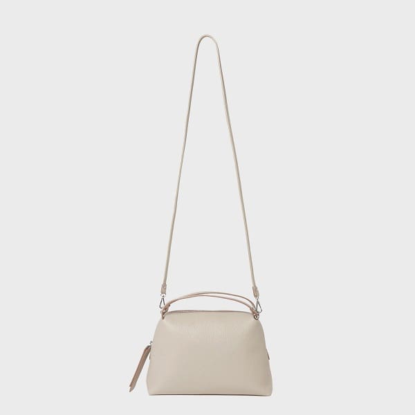 A mala a tiracolo GIANNI CHIARINI ALIFA confeccionada em couro bege italiano apresenta um design minimalista, alças ajustáveis, alças curtas e um top com zíper.
