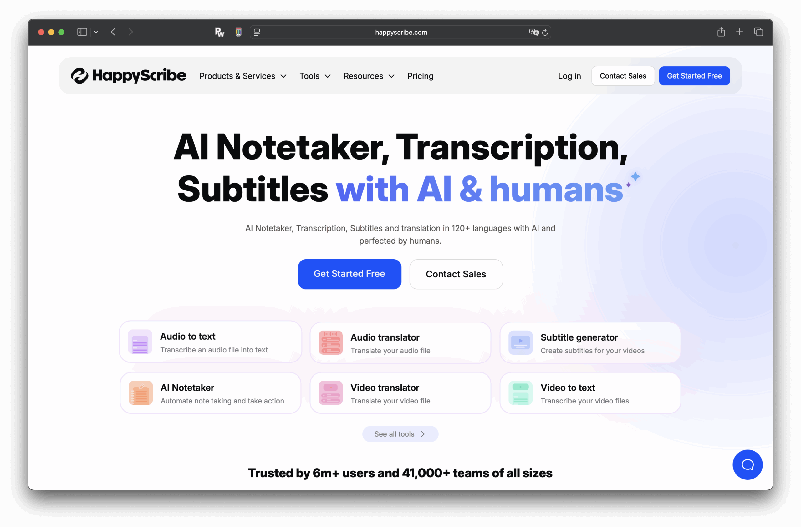 Captura de tela da página inicial do HappyScribe. Você verá opções para anotações, transcrição e legendas com IA, além de um botão de iniciar e um botão de contato de vendas. O cabeçalho enfatiza a colaboração entre IA e humanos.