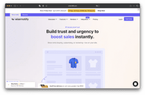 A página inicial do site do Wisernotify exibe uma manchete sobre como construir confiança e melhorar as vendas, um menu de navegação no topo, uma imagem de produto com camisa azul e um gráfico de loja online.
